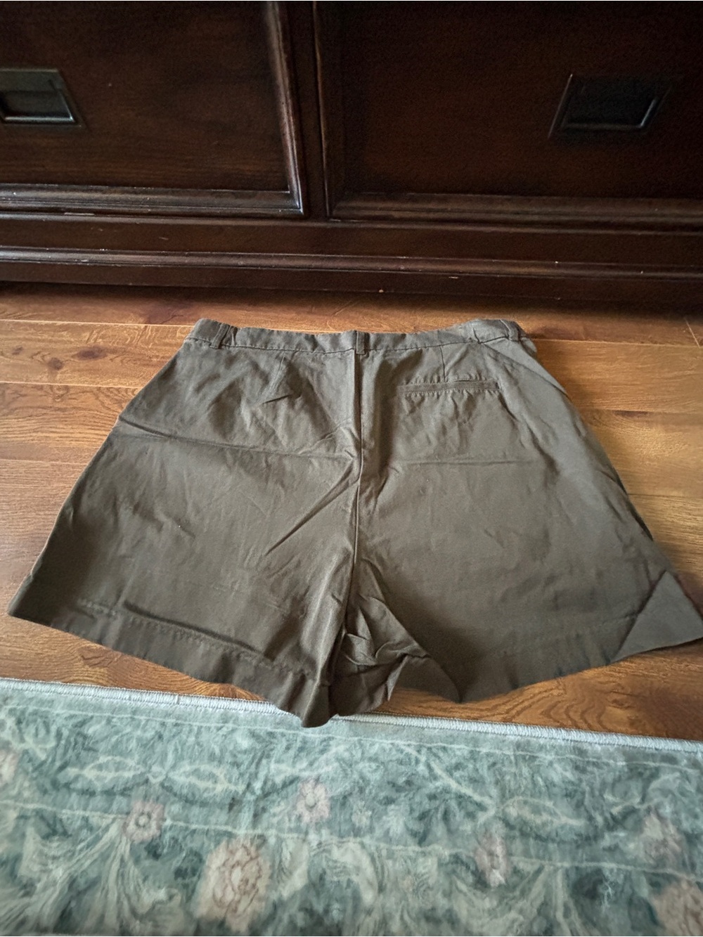 Old Navy Olive Green Pleated High-Rise Shorts in size XL - Picture 2 of 4